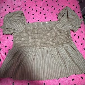 Versatile Beige Top (Negotiable
Prices & More Pictures Available 💘)